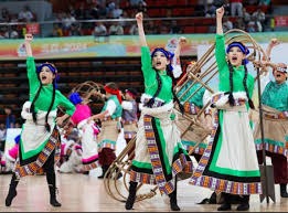 咋回事？热刺主帅弗兰克赛前拿着印有阿森纳队徽的杯子